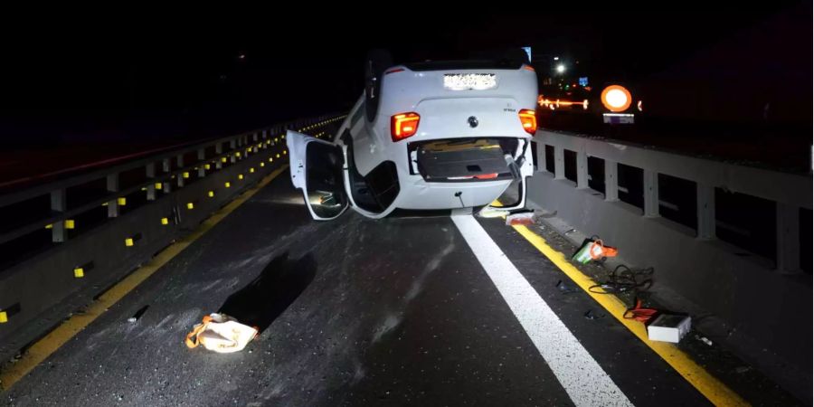 Ein Auto fährt auf der A18 in eine Leitplanke und überschlägt sich.