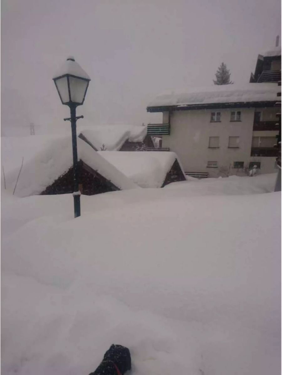 Nur noch die Dachspitzen schauen auf den Schneemassen.