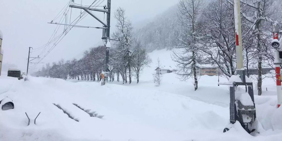 Ein verschneiter Bahnübergang in Davos.