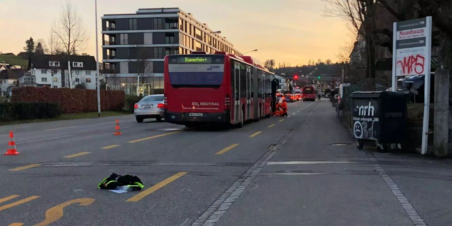 Die Jacke des verunfallten Fahrradfahrers lag noch auf der Strasse.