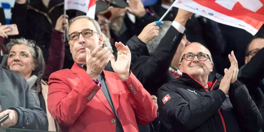 Guy Parmelin beim Nati-Spiel mit seiner Glücksjacke.