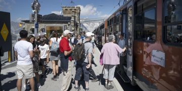 Ausflügler*innen vor Zug SBB