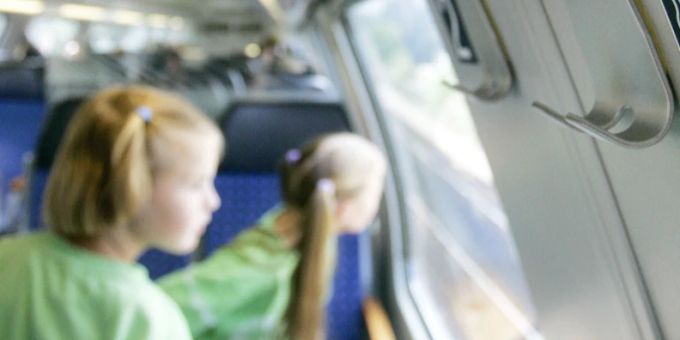 Künftig müssen bei der Deutschen Bahn alle Reisenden – auch Kinder – für eine Sitzplatzreservierung zahlen. (Symbolbild) Kinder Zug