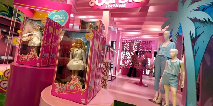 Der «Barbie»-Film hat weltweit mehr als eine Milliarde Dollar eingespielt und auch das zuvor oft schwächelnde Interesse an Barbie-Produkten angekurbelt. Der «Barbie»-Film hat weltweit mehr als eine Milliarde Dollar eingespielt und auch das zuvor oft schwächelnde Interesse an Barbie-Produkten angekurbelt.