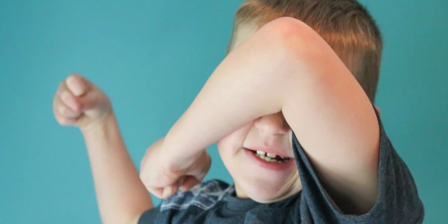 Junge Arm vor dem Gesicht verstecken Energie