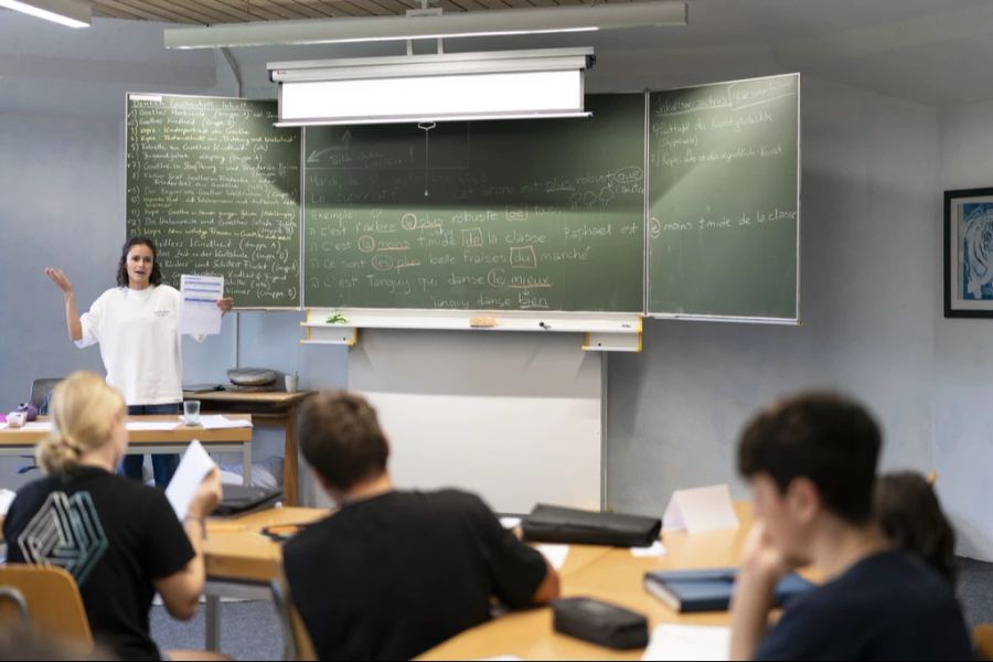 Deswegen werden ab dem Schuljahr 2024/25 acht Klassen in einem Container-Provisorium unterrichtet. (Symbolbild)