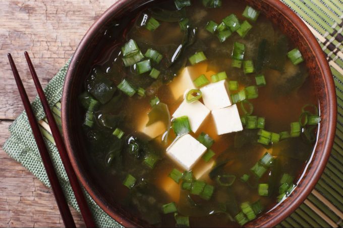 Die Miso-Suppe ist das wohl bekannteste Gericht im Zusammenhang mit der Würzpaste. Miso, Würzpaste, Gewürz, Miso-Suppe