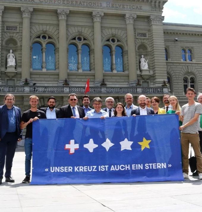 «Unser Kreuz ist auch ein Stern» – erklären die «EU-Turbos» der «Europäischen Bewegung» mit einem Transparent vor dem Bundeshaus. Mitten drin: Nationalratspräsident Eric Nussbaumer (SP). EU-Fahne Europaflagge Fahnengate Flagge