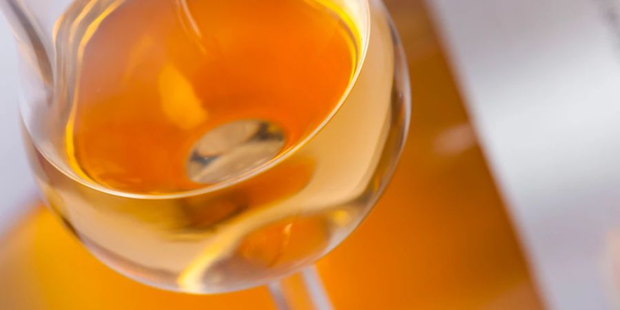 Orangenwein ist nicht mehr nur ein Trend, sondern hat sich mittlerweile als eigenständiges Genre etabliert.