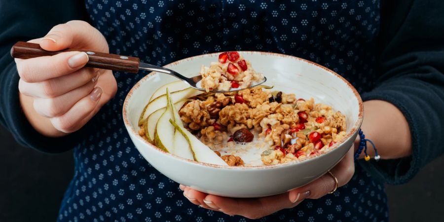 Haferflocken enthalten essenzielle Aminosäuren sowie Eisen, Calcium, Magnesium, Zink und Phosphor. Aber auch die Vitamine B1, Vitamin B6 und Vitamin E kommen in dem vitalisierenden Snack vor.