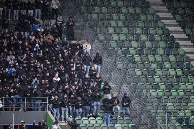 Kurve in St. Gallen gesperrt? Die FCL-Fans kauften einfach Tickets in einem anderen Sektor und stürmten rein. FC Luzern