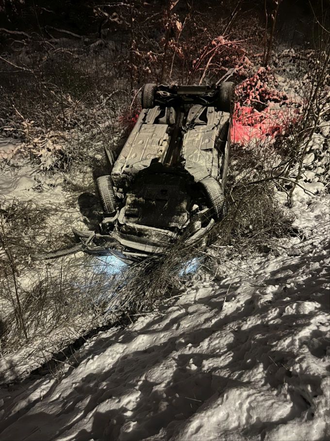 Das Fahrzeug kam auf dem Dach liegend in einem Graben zum Stillstand. Unfall in Oberwil