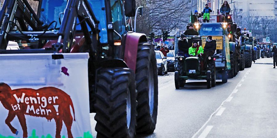 Deutsche Bauern fahren am Samstag mit Traktoren bei einer Demonstration gegen die Agrarpolitik zum Kanzleramt in Berlin.