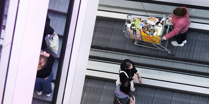 Die Schweizerinnen und Schweizer sind noch immer nicht richtig in Shoppinglaune. (Archivbild) Die Schweizerinnen und Schweizer sind noch immer nicht richtig in Shoppinglaune. (Archivbild)