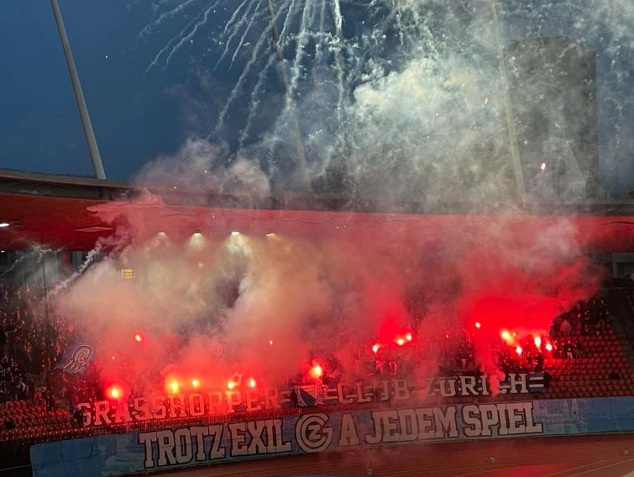 Nach der Pause sorgen die GC-Fans mit reichlich Pyro für einen kurzen Unterbruch.