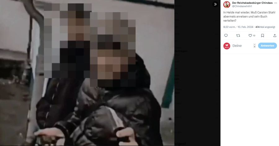 Im Netz zeigen sich die Jugendlichen mit verschiedenen Waffen.