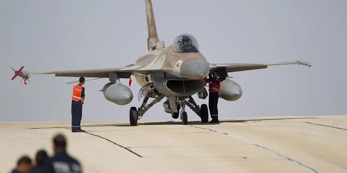 ARCHIV - Mechaniker stehen auf einem Militärflughafen bei Eilat in Israel an einem F-16 Kampfjet der israelischen Luftwaffe. F16 Kampfjet Israel