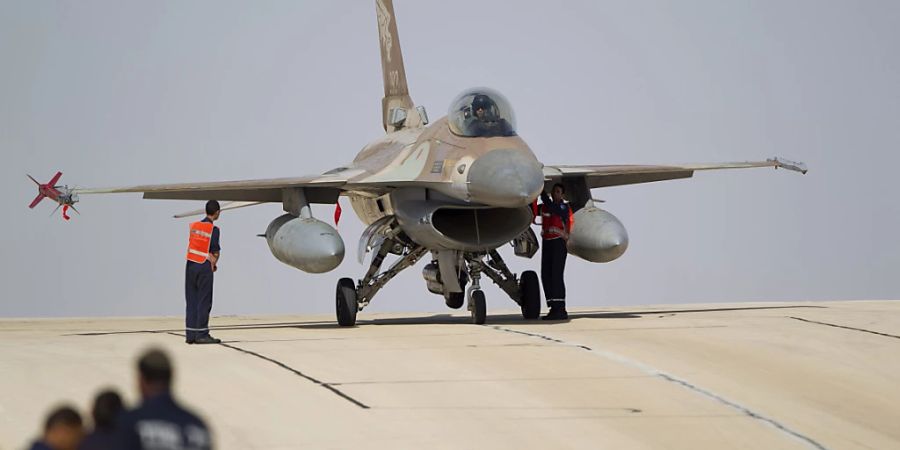 ARCHIV - Mechaniker stehen auf einem Militärflughafen bei Eilat in Israel an einem F-16 Kampfjet der israelischen Luftwaffe. Foto: Ariel Schalit/AP/dpa