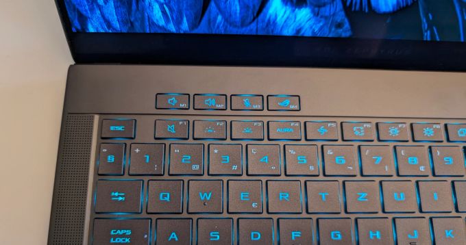 Mit M4 lässt sich «Armoury Crate» öffnen. Dort kann man einige Tasten übrigens auch mit Makros belegen. Asus ROG Zephyrus G14