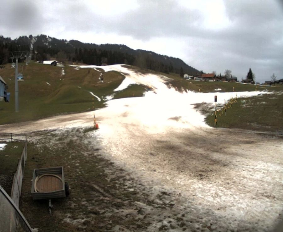 Im Skigebiet Marbachegg LU sind zurzeit nich alle Lifte offen, weil unten der Schnee fehlt.