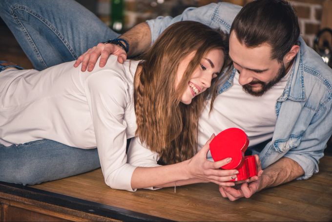 Materielle Aufmerksamkeit spielt für manchen Partner eine Rolle - für andere gar nicht. Liebe, Paar