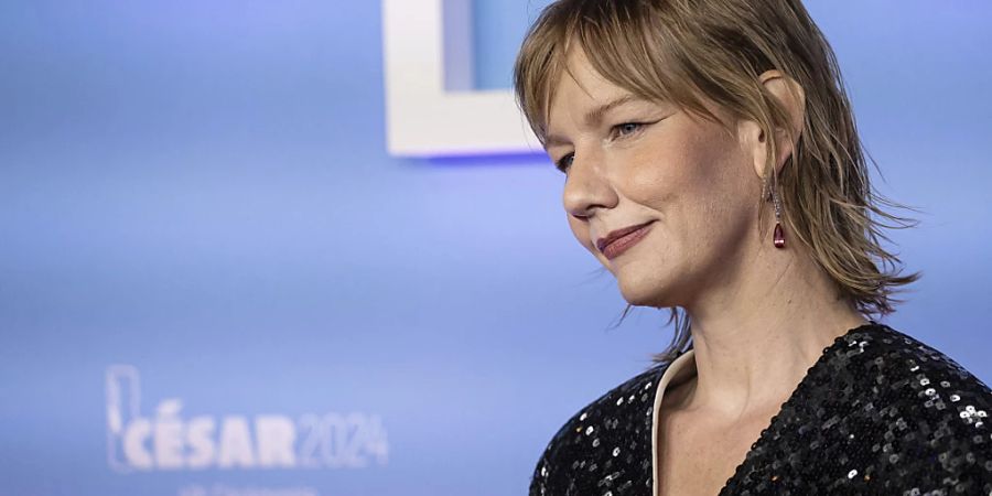 Sandra Hüller, Schauspielerin aus Deutschland, kommt zur Verleihung des Filmpreises Cesar. Der Filmpreis Cesar ehrt die besten Filme, Schauspieler und Regisseure des französischen Films. Foto: Aurelien Morissard/AP/dpa