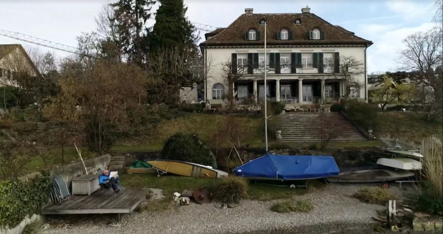 Villabesitzer Martin Biedermann mit seinem Anwesen in Erlenbach ZH hält wenig von einem Uferweg.