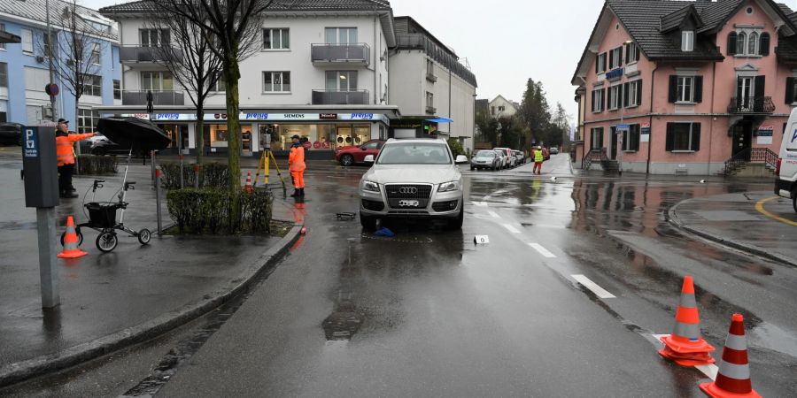 Dübendorf ZH: Fussgängerin bei Unfall verletzt.