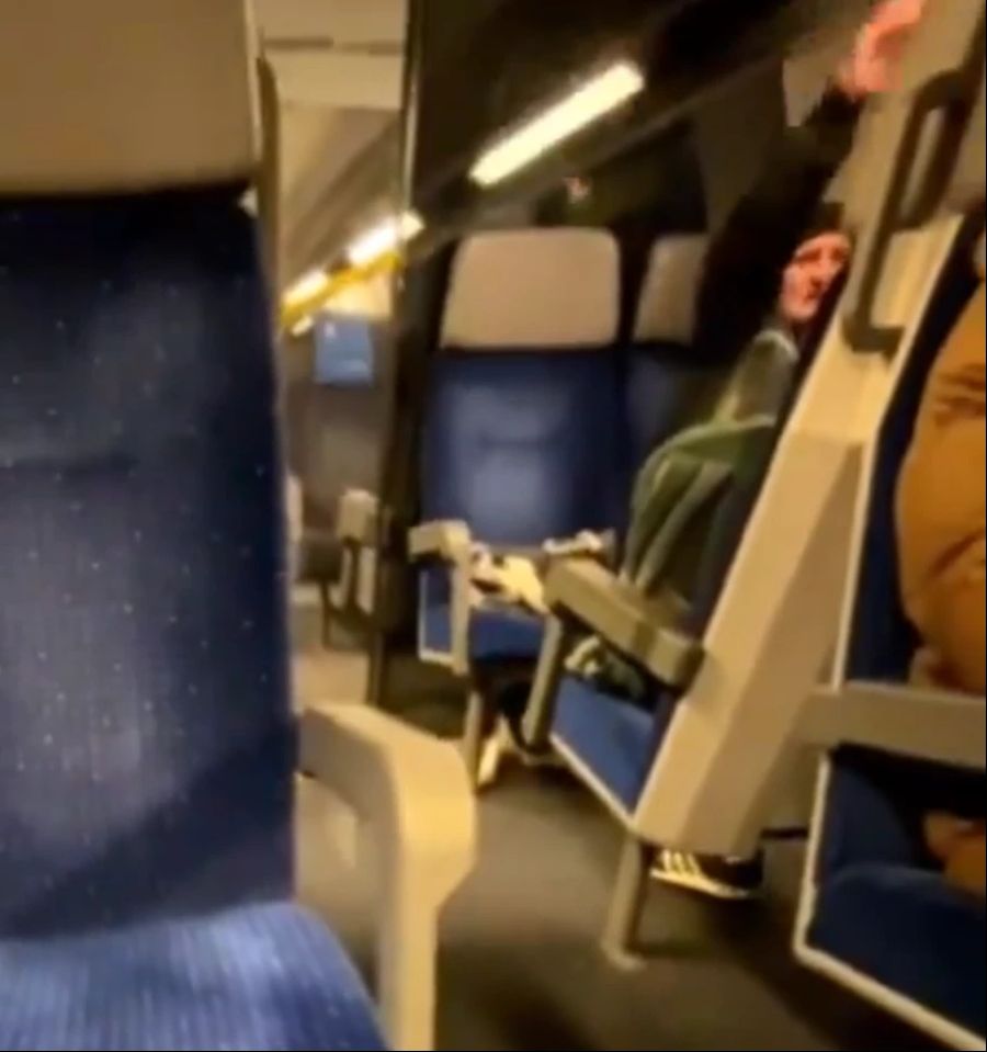 Ein Mann zeigt in der S-Bahn in Zürich den Hitlergruss