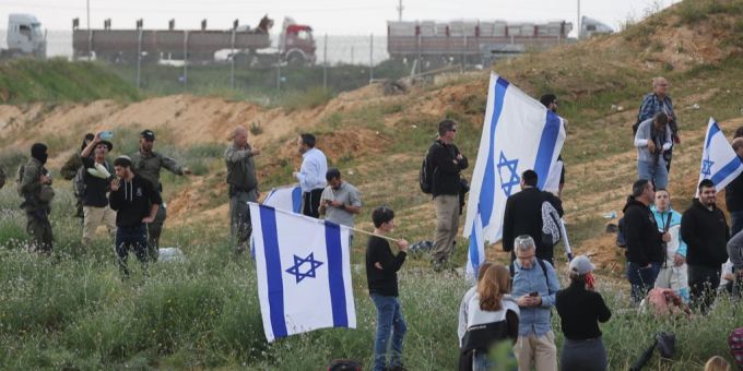 Israelis haben sich an der Grenze zum Gazastreifen versammelt, um die Hilfslieferungen aufzuhalten. (Archivbild) Gaza