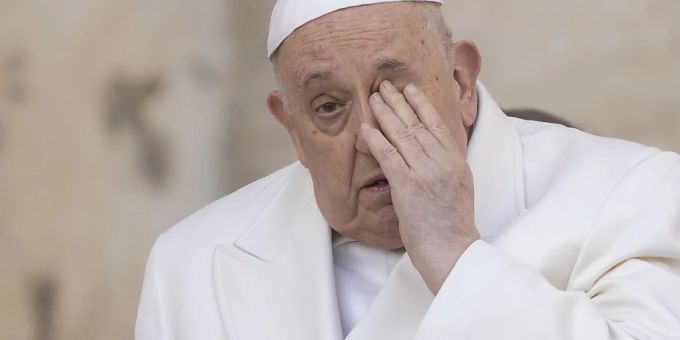 Die Ukraine hat den Vertreter des Heiligen Stuhls in Kiew ins Aussenministerium einbestellt. Die Äusserungen des Papstes zu einer möglichen Kapitulation sorgten für heftige Kritik. Papst Franziskus kommt zu seiner wöchentlichen Generalaudienz auf dem Petersplatz. Foto: Gregorio Borgia/AP/dpa