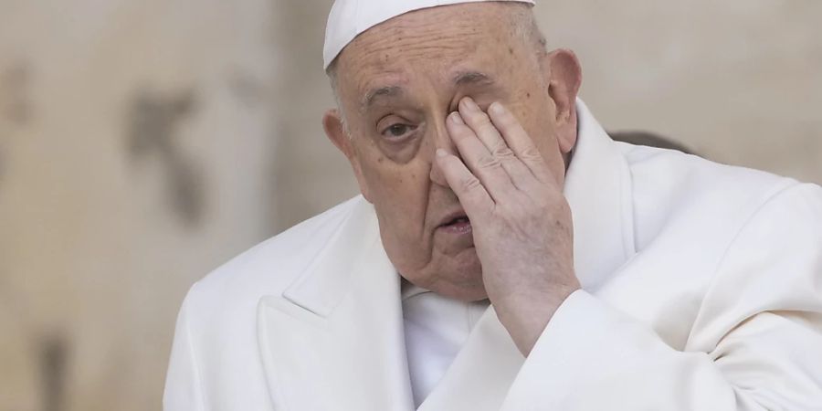 Papst Franziskus kommt zu seiner wöchentlichen Generalaudienz auf dem Petersplatz. Foto: Gregorio Borgia/AP/dpa