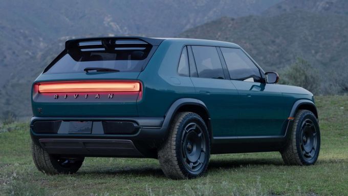 Vor allem die hintere Seitenansicht erinnert viele an den erste VW Golf 2027 Rivian R3X