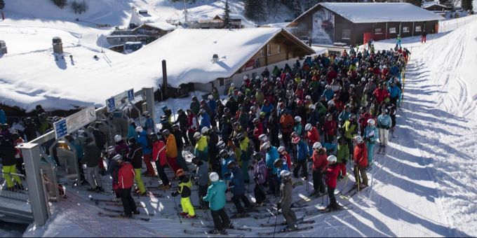 An schönen und gut besuchten Tagen setzen mittlerweile viele grosse Skigebiete auf «dynamische Preise». Wie auch neuerdings hier im Skigebiet Adelboden/Lenk. Skigebiet Dynamische Preise
