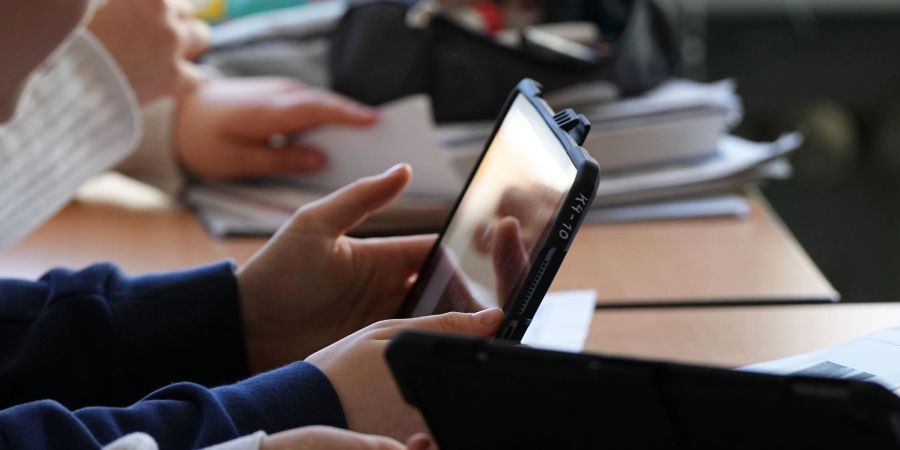 Schüler mit einem Tablet: Den Schulleitungen zufolge fehlt Geld für die Digitalisierung.