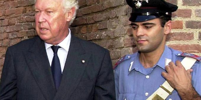 Der verstorbene Vittorio Emanuele von Savoien (L) zusammen mit einem italienischen Polizisten in einer Aufnahme aus dem Jahr 2004. (KEYSTONE/EPA/ALESSANDRO CONTALDO) Der verstorbene Vittorio Emanuele von Savoien (L) zusammen mit einem italienischen Polizisten in einer Aufnahme aus dem Jahr 2004. (KEYSTONE/EPA/ALESSANDRO CONTALDO)