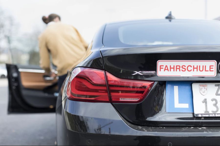 Fahrlehrer sehen eine Ursache in der Regeländerung von 2021: Junge müssen ein Jahr mit Lernfahrausweis fahren, bevor sie die Prüfung ablegen.