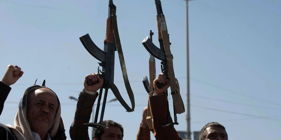 Neu rekrutierte Huthi-Rebellen am Ende ihrer Ausbildung.