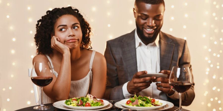 Date Mann Frau Dinner Smartphone Ärger