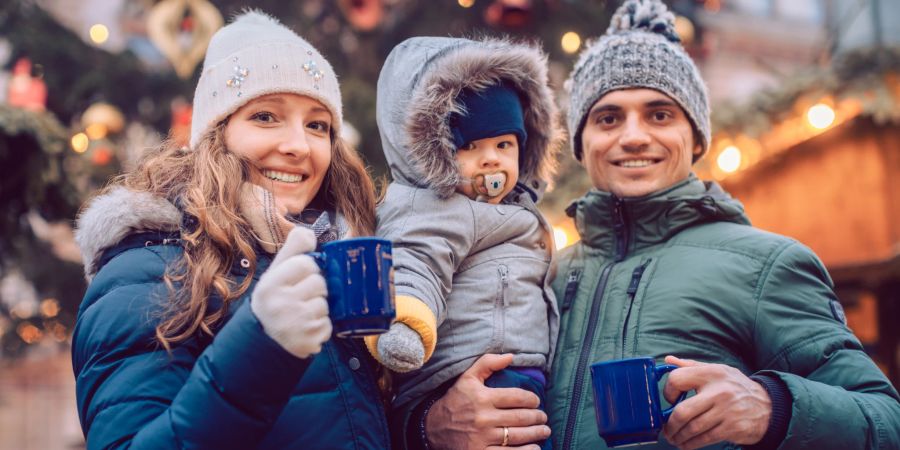 familie am Weihnachtsmarkt