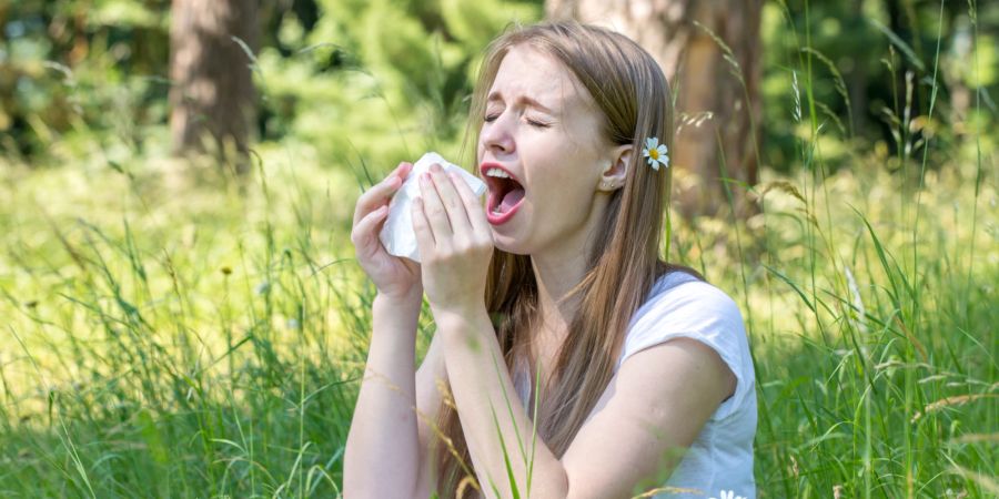 Frau mit Pollenallergie