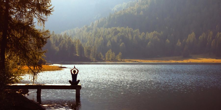 frau auf steg, see, natur, meditation, nadelwald