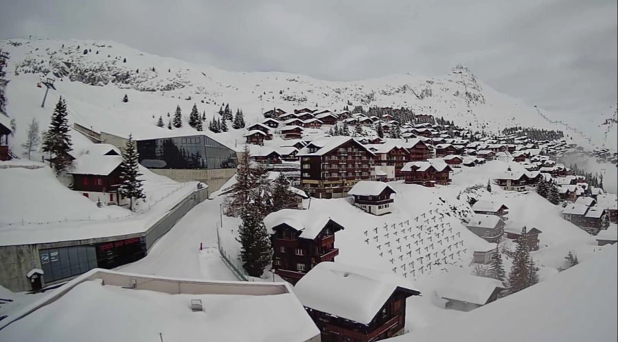 Das Bettmeralp-Dorf (1970 Meter über Meer) liegt unter einer dicken Schicht Neuschnee – und einer dicken Schicht Nebel.