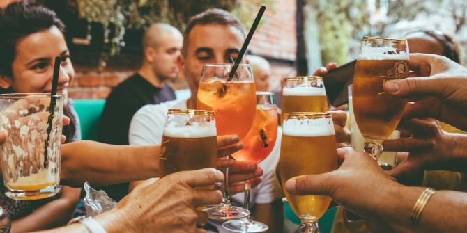 Menschen trinken Alkohol