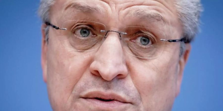 RKI-Präsident Lothar Wieler: «Es werden immer mehr Fälle und Ausbrüche der Varianten gemeldet.». Foto: Kay Nietfeld/dpa