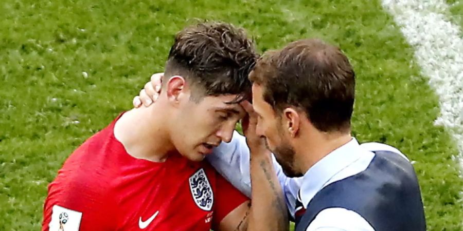 Englands Auswahltrainer Gareth Southgate (rechts neben John Stones) hat zwei wissenschaftlichen Studien die Unterstützung zugesagt. Untersucht werden soll der alte Verdacht, dass Kopfbälle im Fussball langfristig das Hirn schädigen. (Archivbild)