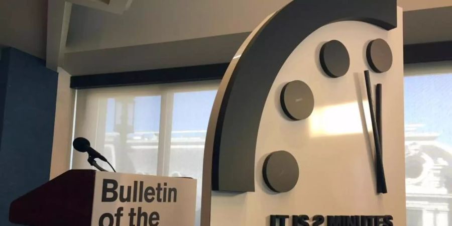 Die «Weltuntergangsuhr» des «Bulletin of Atomic Scientists» steht am 25.01.2018 in Washington auf zwei Minuten vor Mitternacht. Foto: Gretel Johnston/dpa