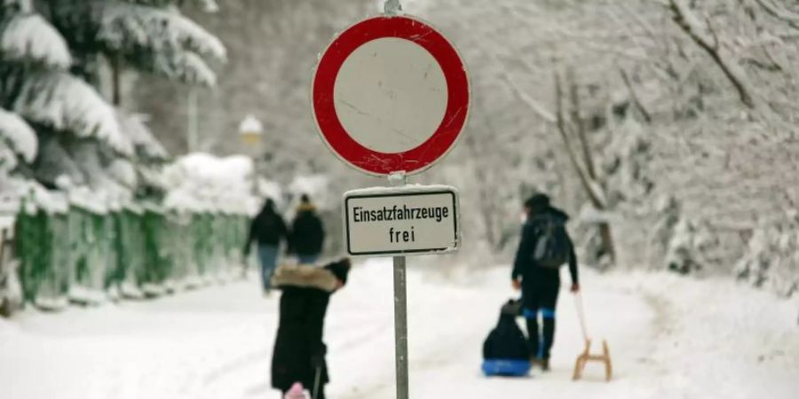 Wegen des starken Besucherandrangs sperren zahlreiche Wintersportorte Zufahrten. Foto: Matthias Bein/dpa-Zentralbild/dpa