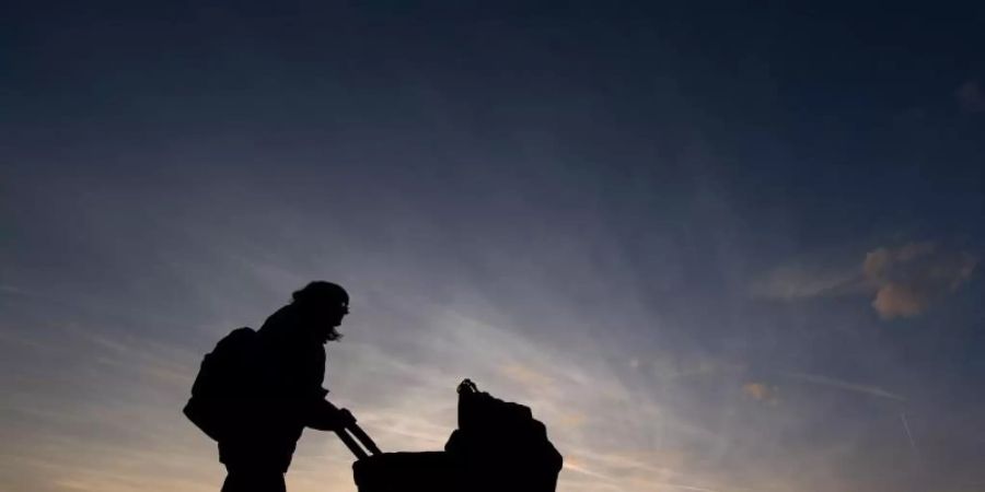 Eine Frau schiebt einen Kinderwagen. Die AfD will finanzielle Anreize schaffen, damit Frauen mehr Kinder bekommen. Foto: Sebastian Gollnow/dpa