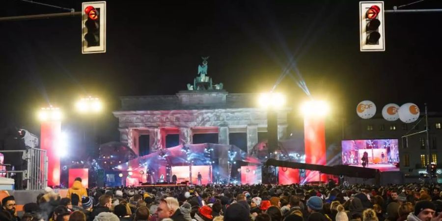 So wird es diesmal nicht werden: Tausende Menschen feiern 2019 Silvester am Brandenburger Tor. Foto: Jörg Carstensen/dpa